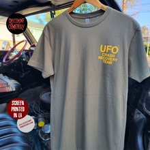 Laden Sie das Bild in den Galerie-Viewer, UFO CRASH RECOVERY TEAM green tee