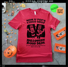 Charger l&#39;image dans la galerie, MOM &amp; POP&#39;S HALLOWEEN &#39;86 red tee - Discount Cemetery
